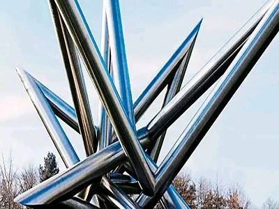 Una escultura de acero inoxidable arrojada a la fosa de las Marianas almacena...